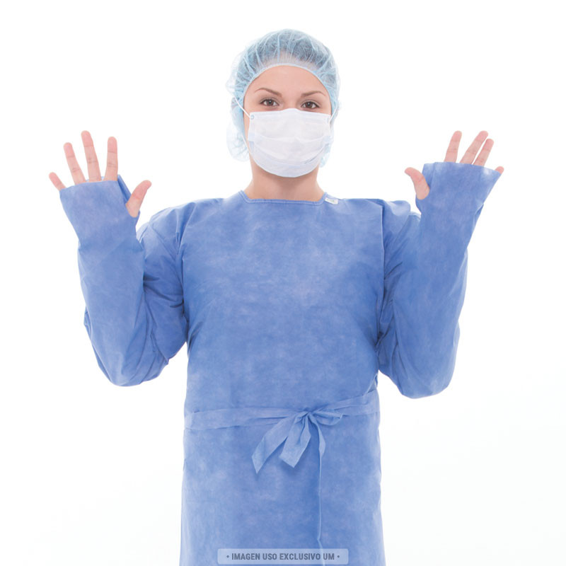 Médico con bata aislamiento, desechable