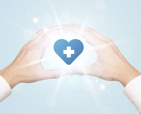 Un médico escucha a un paciente con interés