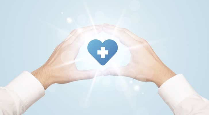 Humanización de la pandemia Un médico escucha a un paciente con interés