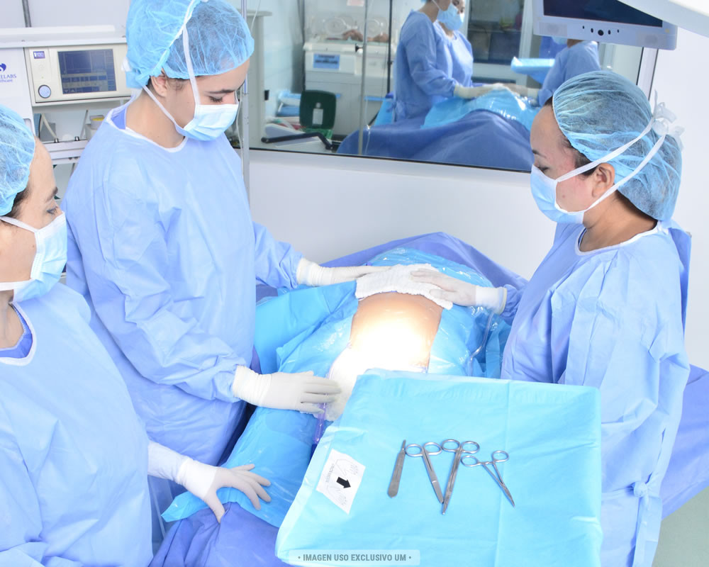 Paciente de cesárea en quirófano vestido con paquete quirúrgico desechable