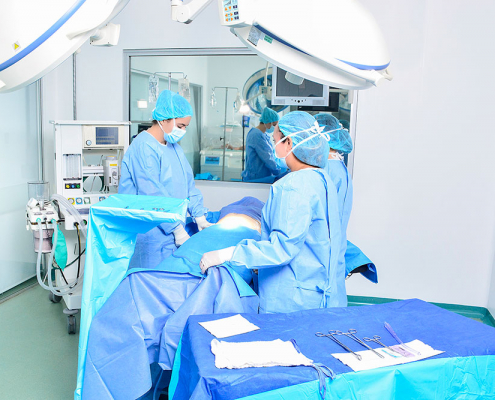 Médicos con bata desechable UM