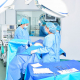 Médicos con bata desechable UM