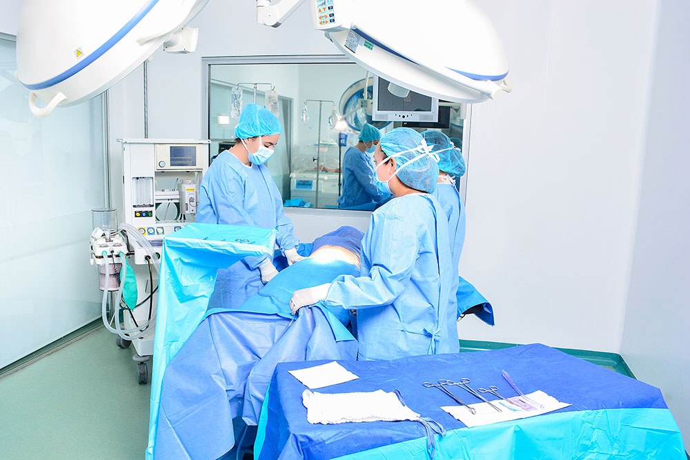 Médicos con bata desechable UM Médicos con bata desechable UM